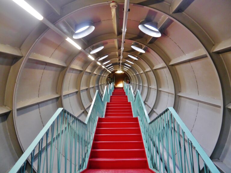 Laeken_Atomium_Innen_Verbindungsröhren_02